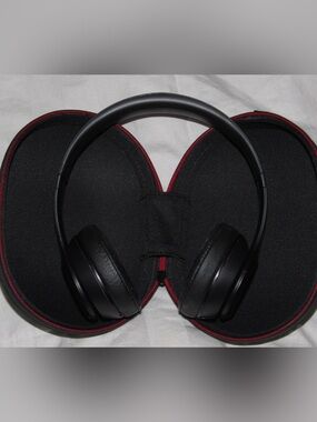solo Black Over-Ear Headphones with Red-Trim Carrying Case